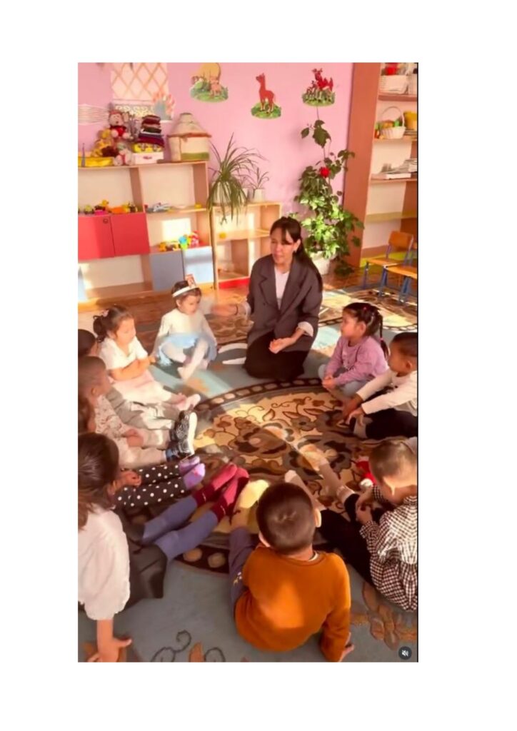 Тақырыбы: “Балаларға музыкалық аспаптарды қолданудың пайдасы".
Мақсаты: Эмоциялық көңіл күйді реттеу
• Балалар музыка арқылы көңіл күйін білдіреді, қуанады, тынышталады.
• Стресс азайып, өзін еркін сезінеді.
Есту қабілетін дамыту
• Балалар әртүрлі дыбыстарды тыңдап, салыстырып, ажыратуға үйренеді.
• Қатты–ақырын, жоғары–төмен дыбыстарды сезінуі артады.
Ұсақ моторика мен қимыл үйлесімділігін дамыту
• Аспапты ұстау, қағу, сілку, түрту арқылы қол бұлшықеттері дамиды.
• Қимылдардың ырғақпен үйлесуі күшейеді.